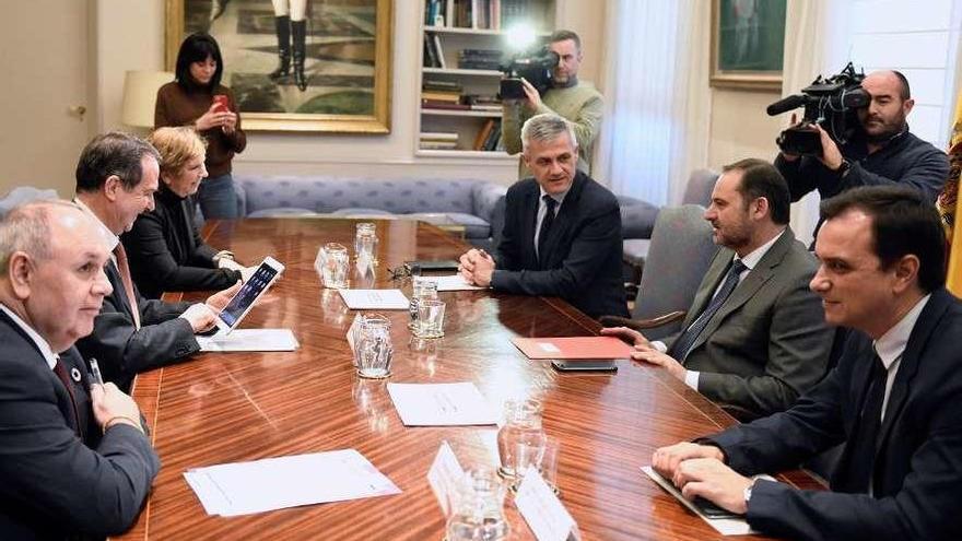El ministro de Fomento, José Luis Ábalos, y el alcalde de Vigo, Abel Caballero, ayer en Madrid. // EP