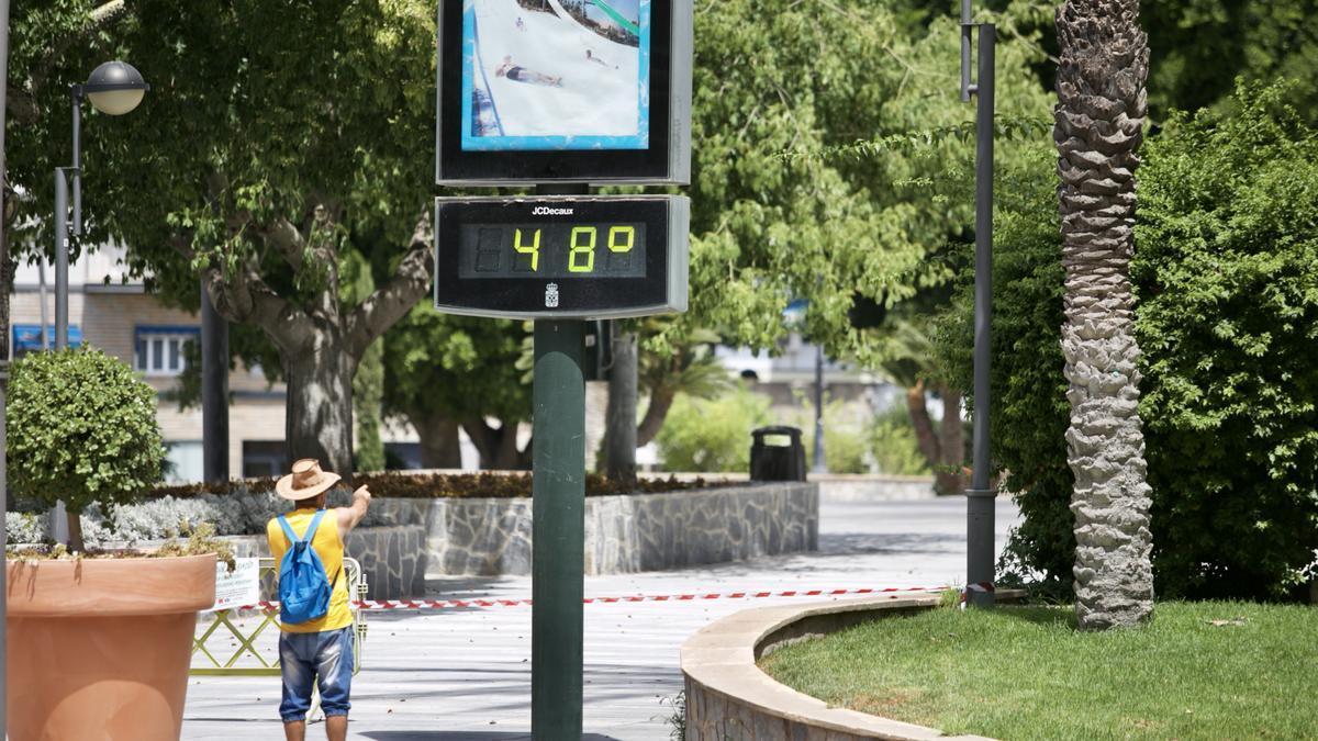Un termómetro marca casi cincuenta grados en una zona de Murcia.
