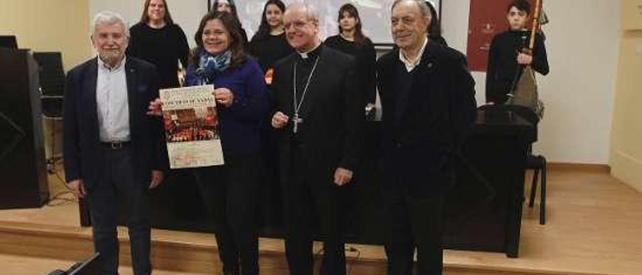 María do Ceo y Foxo, con el obispo Leonardo Lemos. // I. Osorio