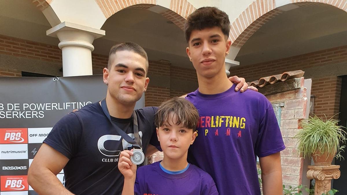 Dani Pelechà, a la izquierda, con la medalla de plata junto a sus hermanos en Toledo.