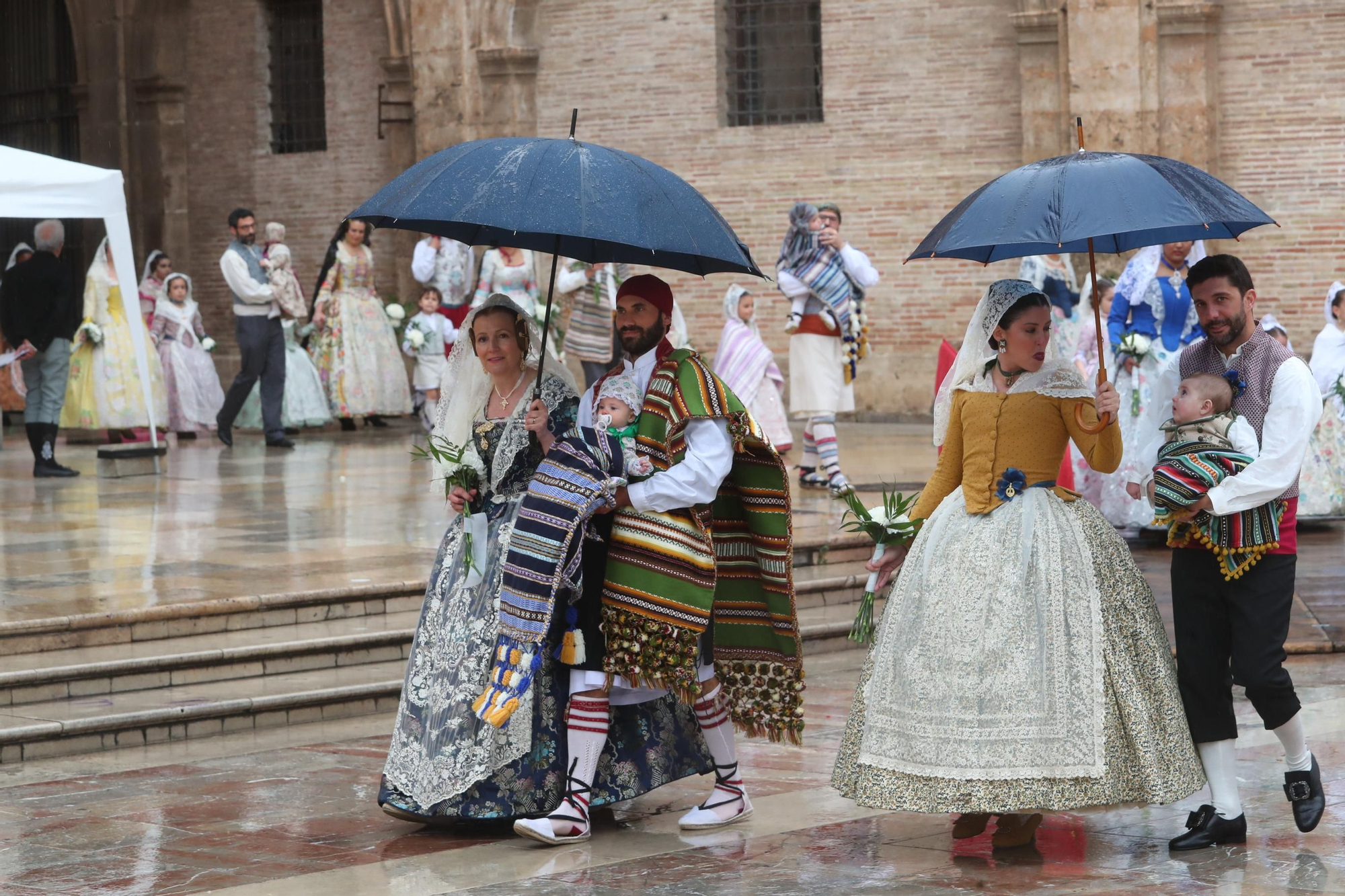 Búscate en el primer día de ofrenda por la calle de la Paz (entre las 15:30 a las 17:00 horas)