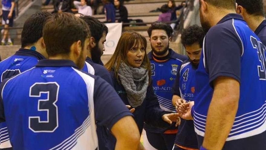 Irene Vilaboa da instrucciones a sus jugadores. // Gonzalo Núñez