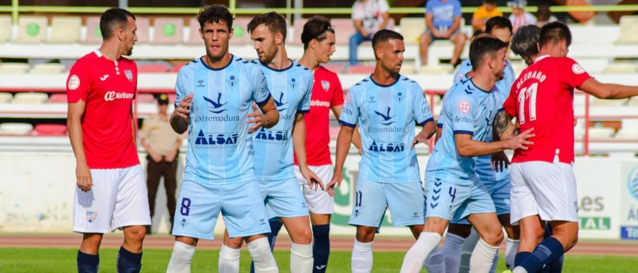 Los jugadores del Don Benito, durante el partido ante el Estepona.