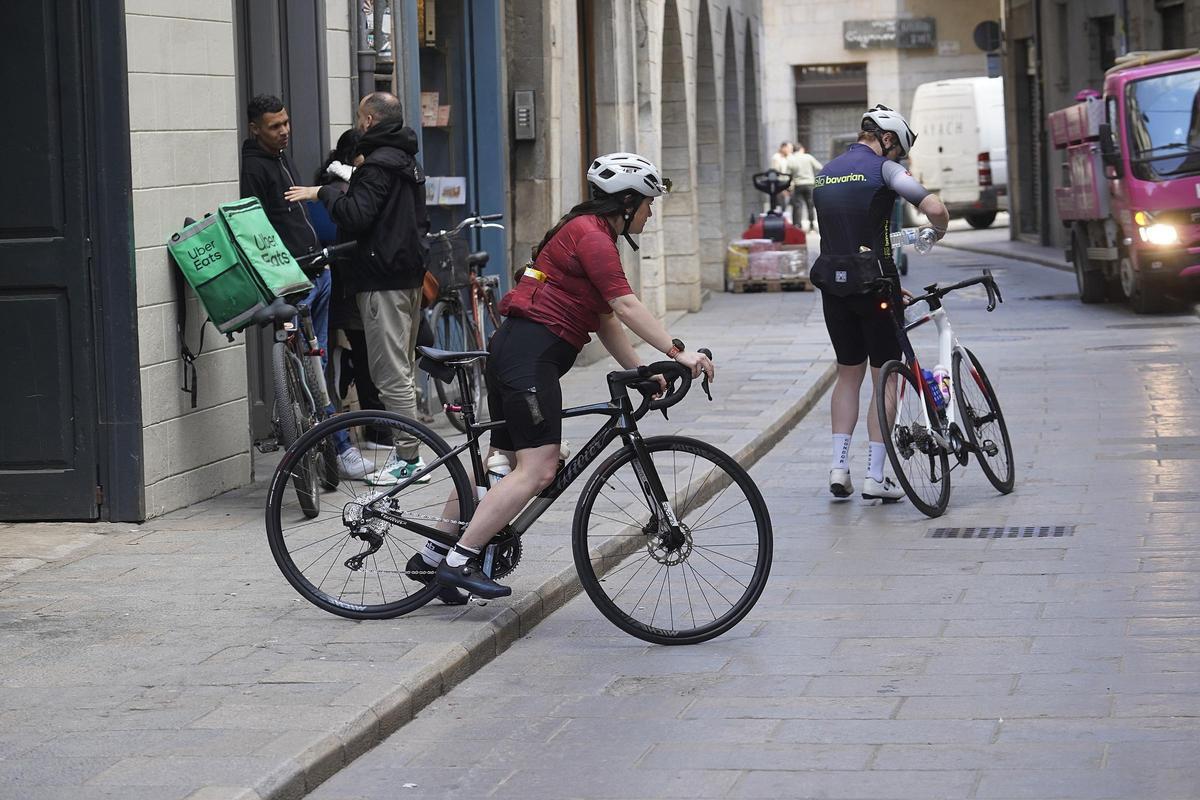 Dos ciclistes al carrer dels Ciutadana, en una imatge del mes de març.