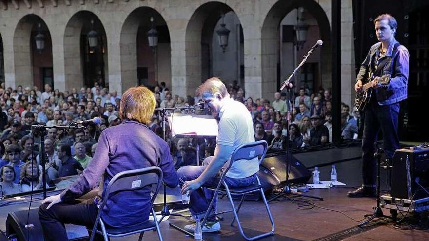 Actuación de Edwyn Collins, ayer, en la plaza Mayor.