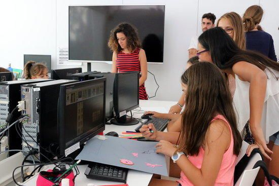 Participants del #GirlTech a la Biblioteca Carles Rahola de Girona