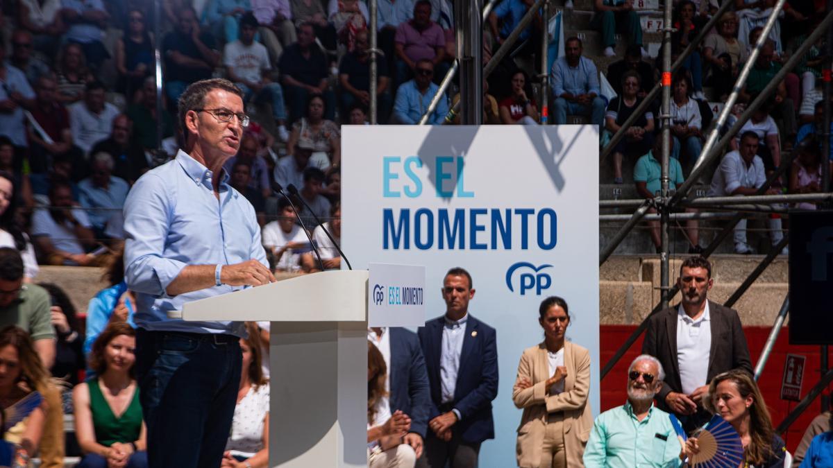 El presidente del PP, Alberto Núñez Feijóo, durante un mitin de la campaña electoral.
