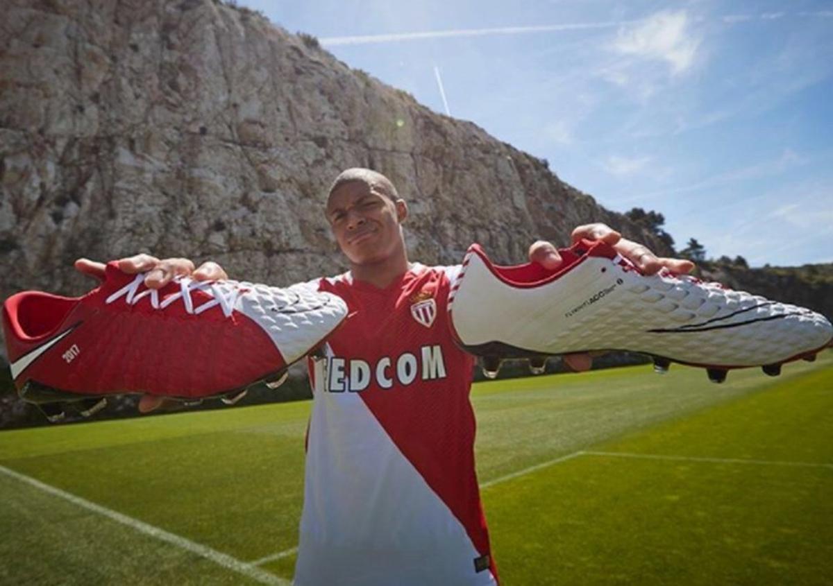 Kylian Mbappé, posando con sus botas Nike en el Mónaco.