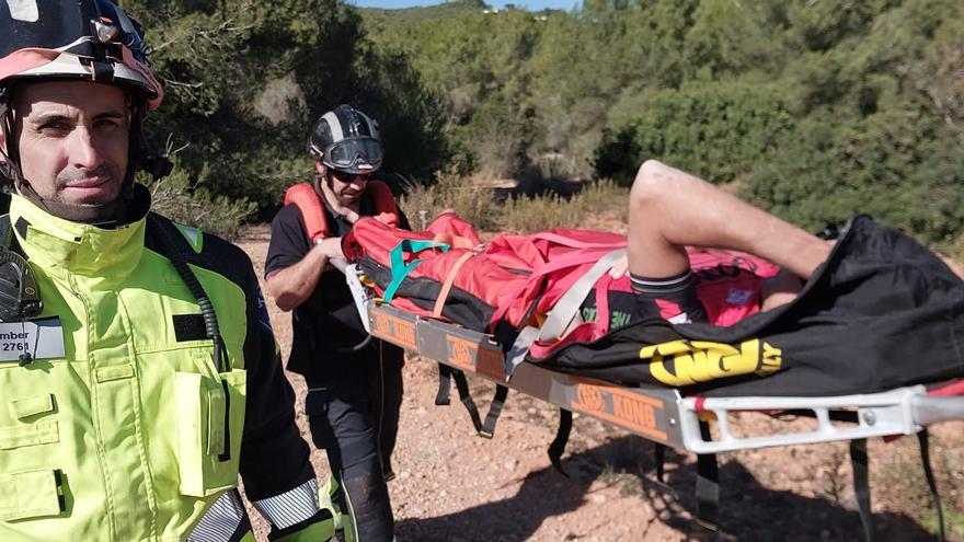 Una dotación de bomberos rescatan a un ciclista en Ibiza