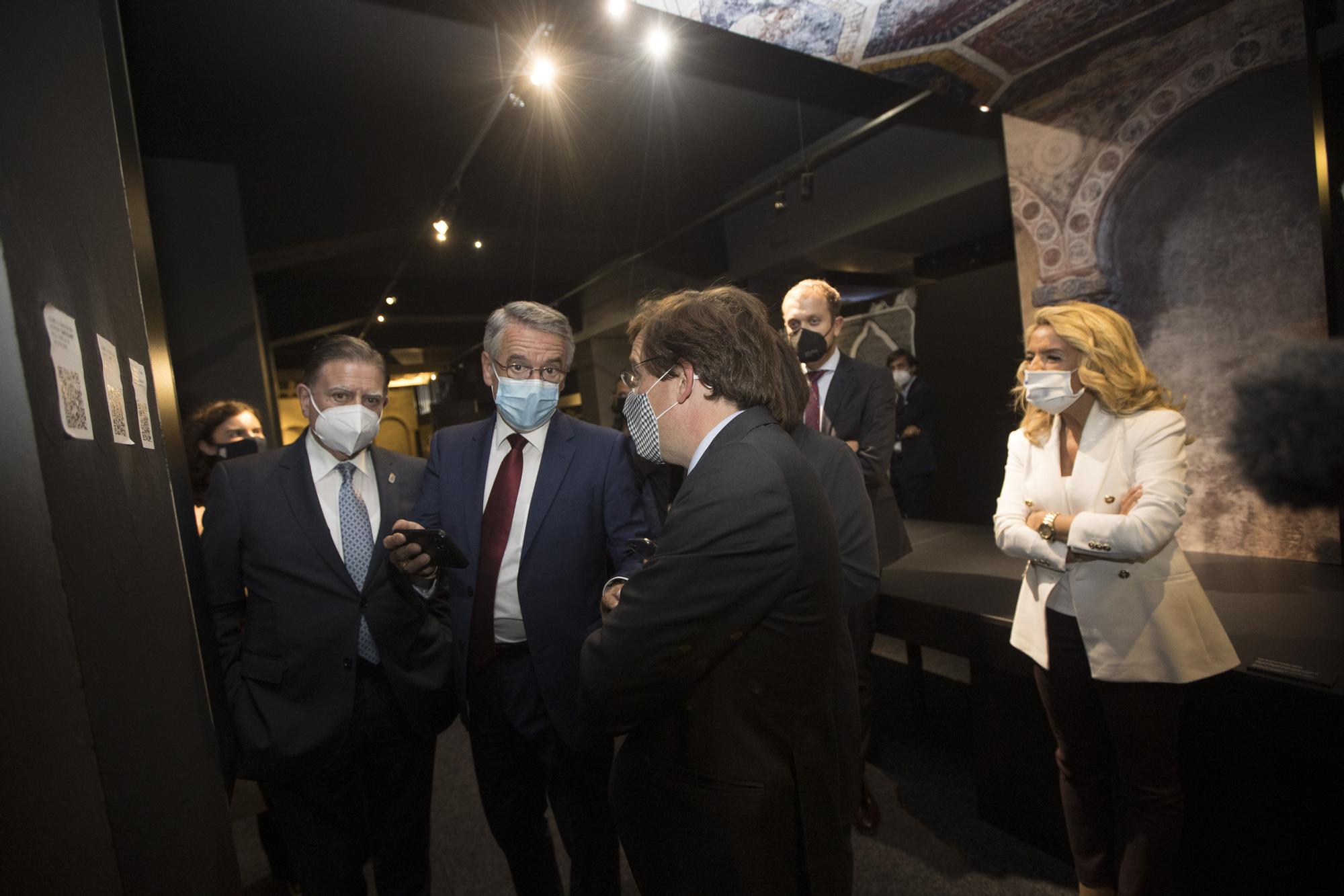 El alcalde de Madrid visita la exposición de LA NUEVA ESPAÑA "Camino Primitivo. Oviedo"