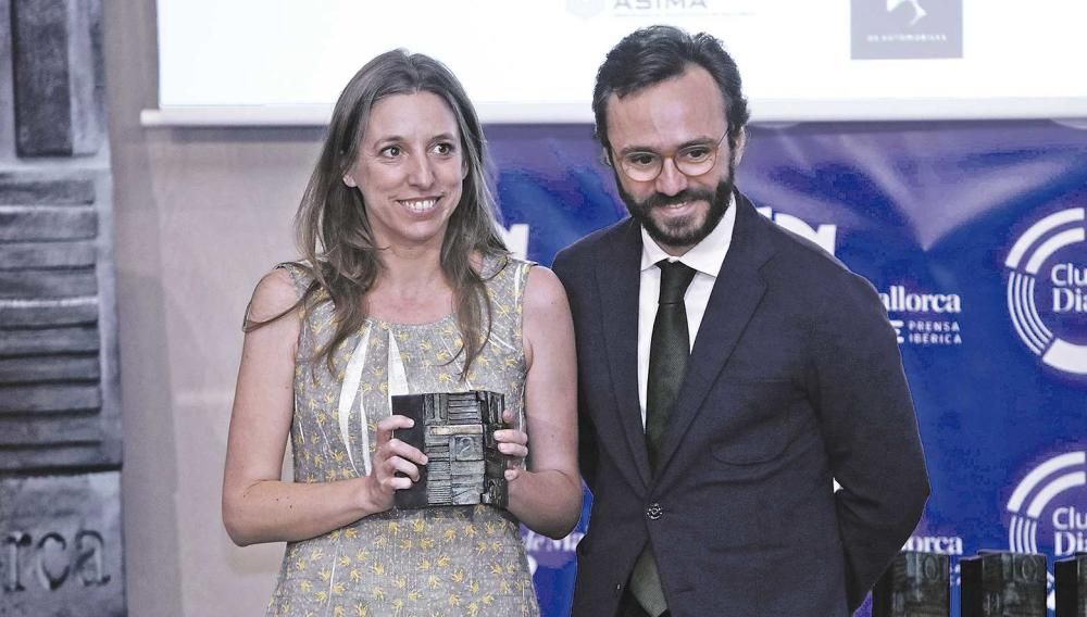 El consejero delegado de Prensa Ibérica Aitor Moll hizo entrega de la escultura de bronce a la escritora Llucia Ramis, antigua redactora de este rotativo premiada con el galardón literario.
