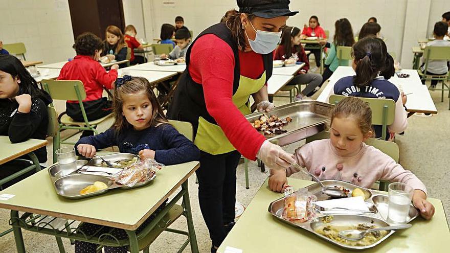 Niños del colegio La Paz de Coruxo, comiendo uno de sus menús diarios.