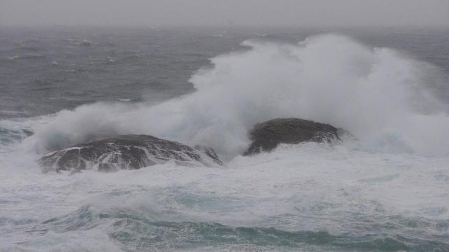 La borrasca centrada al oeste de Irlanda envía cara a Galicia mar de fondo. // J. Lores