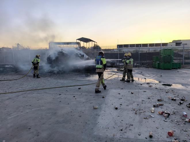 Fotogalería | Los bomberos sofocan el incendio que ha calcinado 20 coches en Mérida