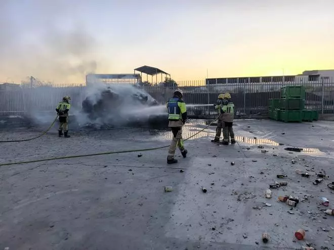 Fotogalería | Los bomberos sofocan el incendio que ha calcinado 20 coches en Mérida