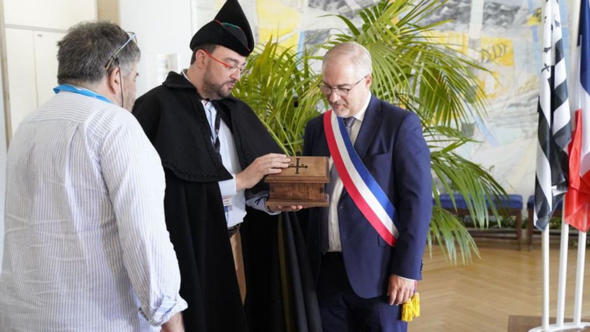 Por la izquierda, el vicepresidente del Festival, Fãnch Oyaux; el alcalde de Sariego, Saúl Bastián; el Presidente; la consejera de Cultura, Berta Piñán; los alcaldes de Nava, Juan Cañal; Colunga, Sandra Cuesta; Bimenes, Aitor García; Cabranes, Gerardo Fabián Fernández; y el delegado de Asturias en el Festival, Iñaki Santianes. | Gobierno del Principado