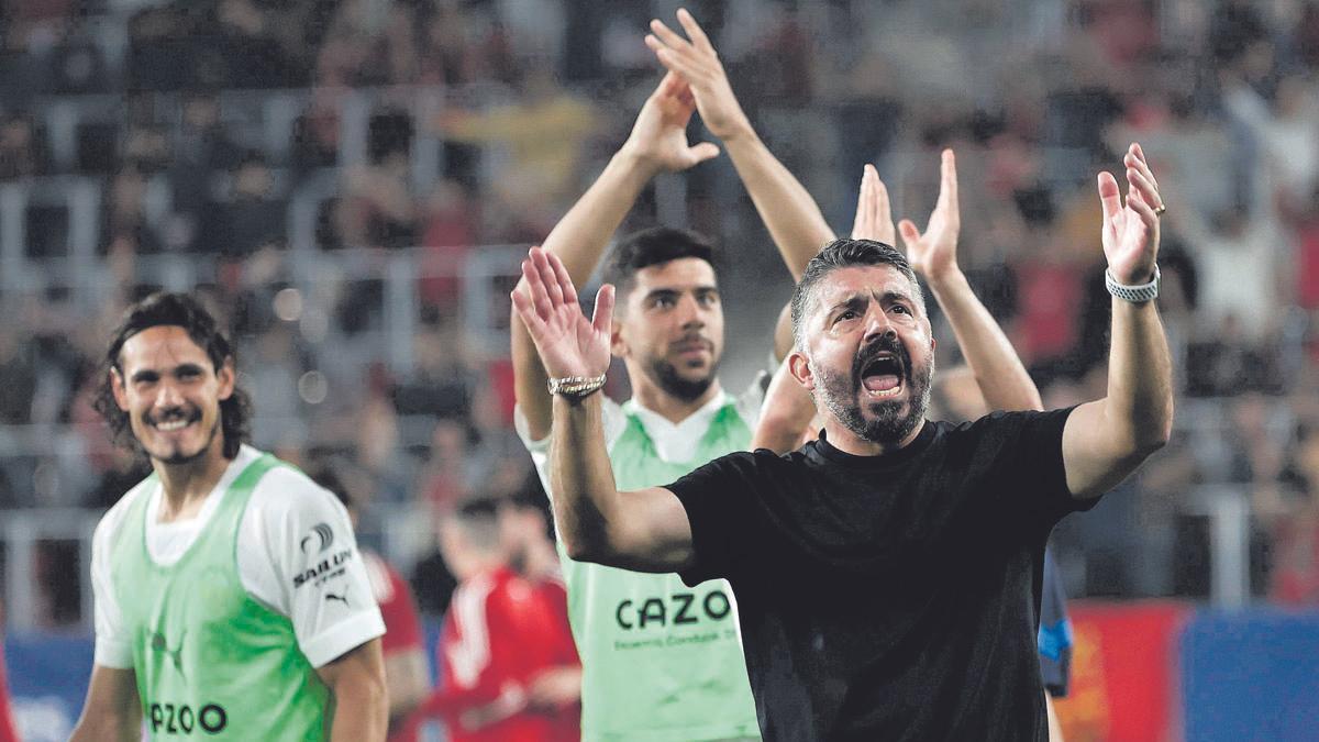 Gattuso, celebrando la victoria ante Osasuna con sus jugadores