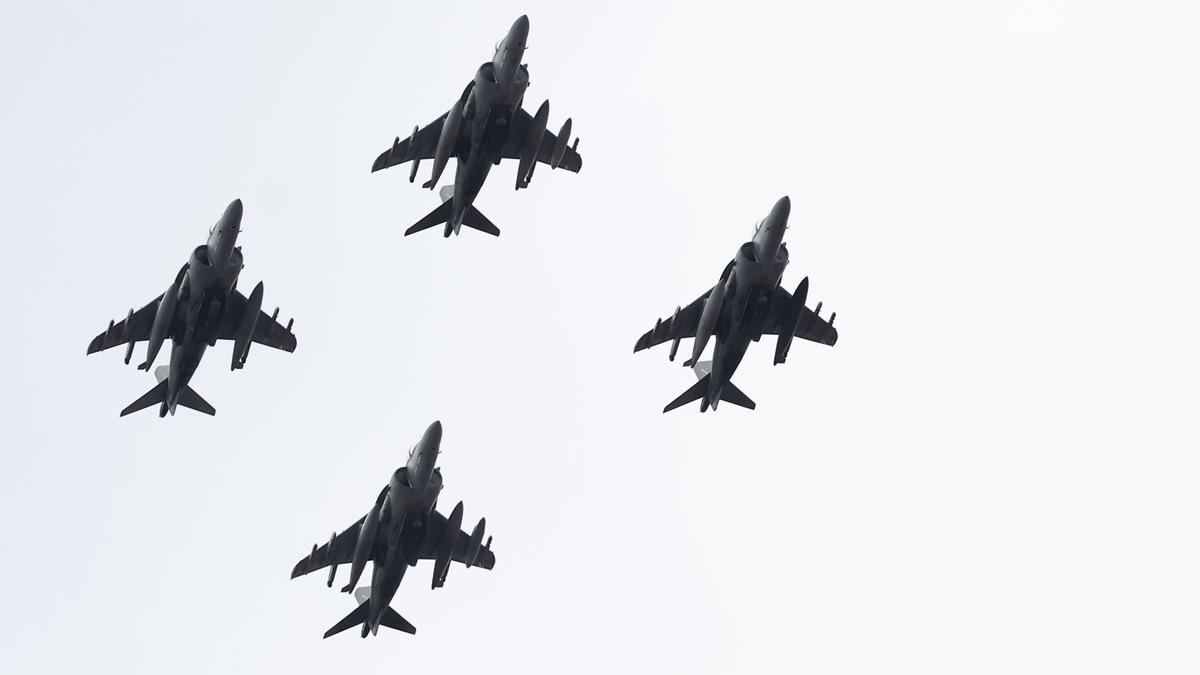 El rey Felipe y la princesa Leonor durante el desfile de las Fuerzas Armadas con motivo de la Fiesta Nacional