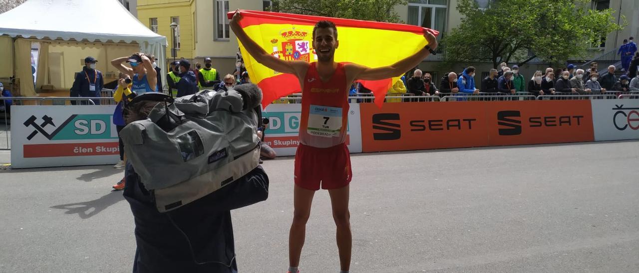 Tur, con la bandera española, en la llegada de la prueba disputada en la localidad de Podebrady.
