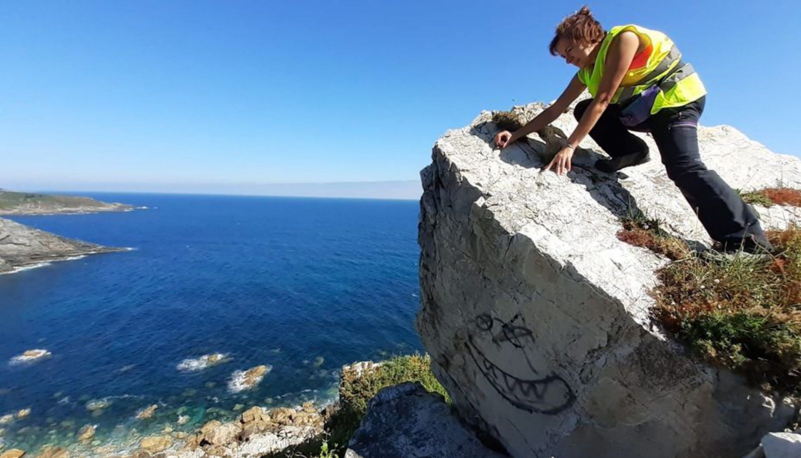 La geóloga María José Domínguez, instalando uno de los puntos de control sobre un bloque de roca. | R. T. C.