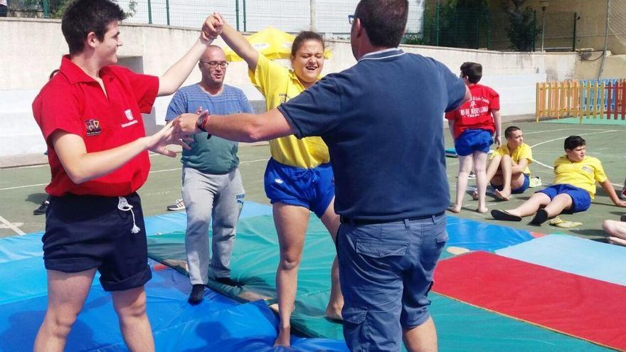 Los alumnos realizan lucha canaria.