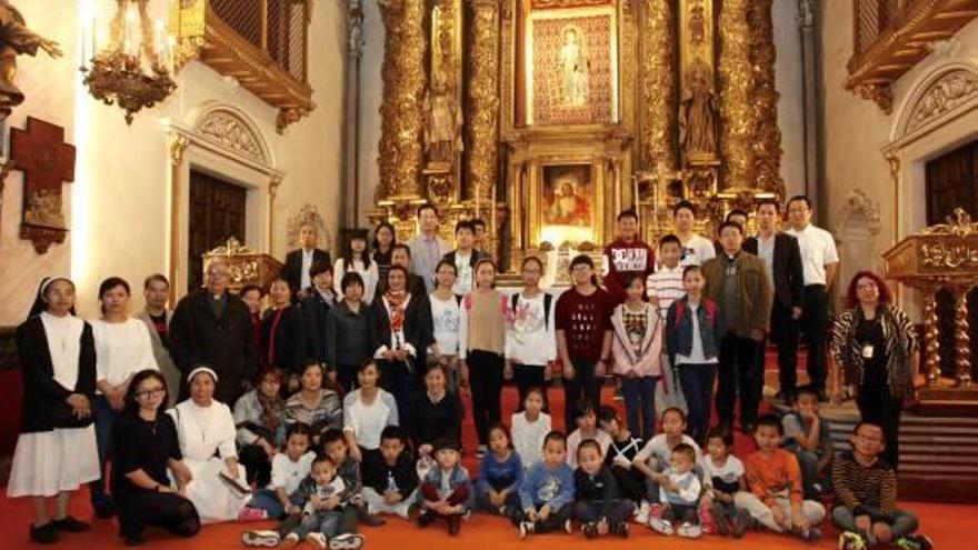 Un grupo de chinos completa la ruta urbana del Santo Grial