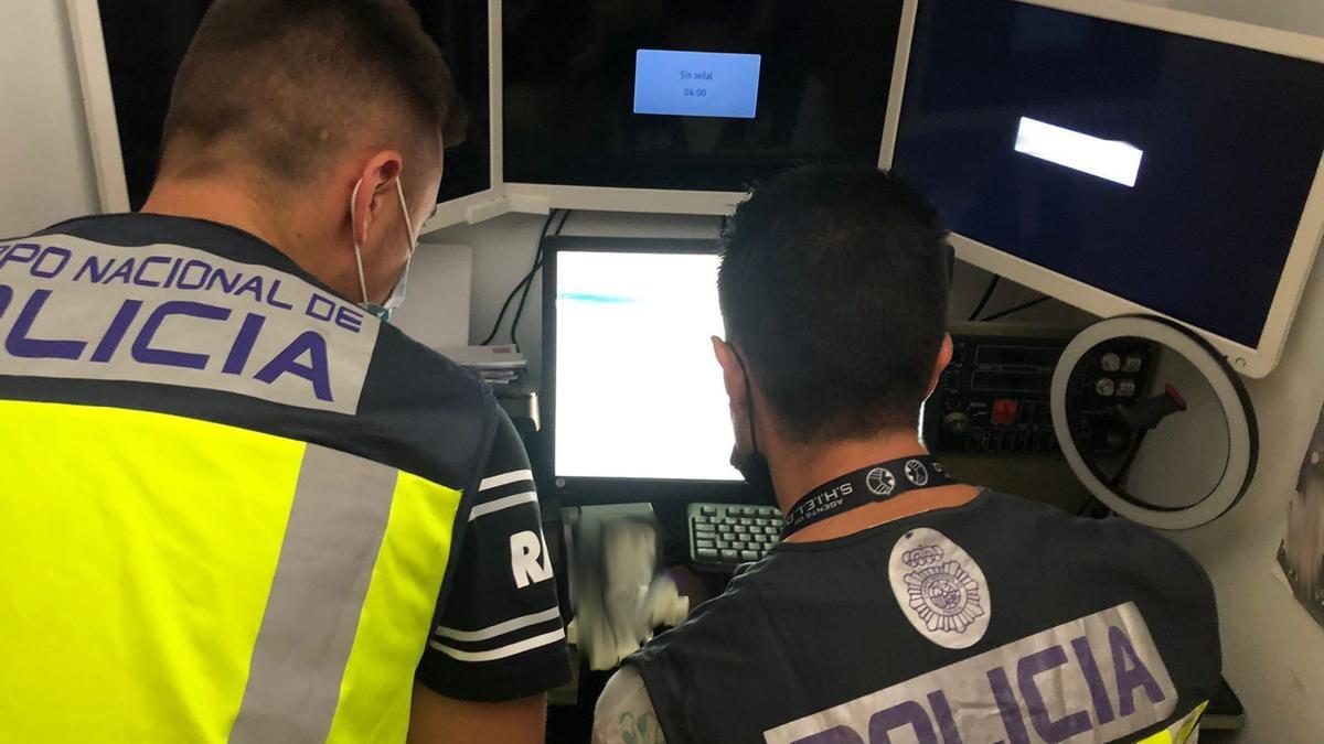 Investigadores de la Policía Nacional ante un ordenador.