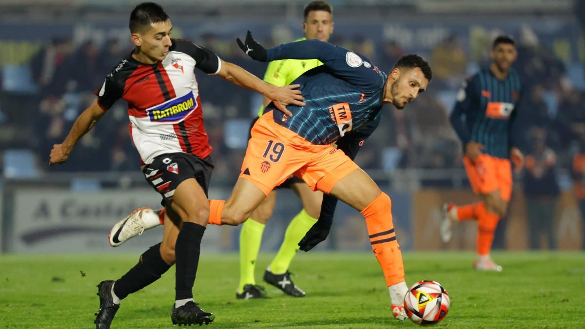 Martin Sanchez Gigirey del Arosa disputa un balón ante Amallah del Valencia