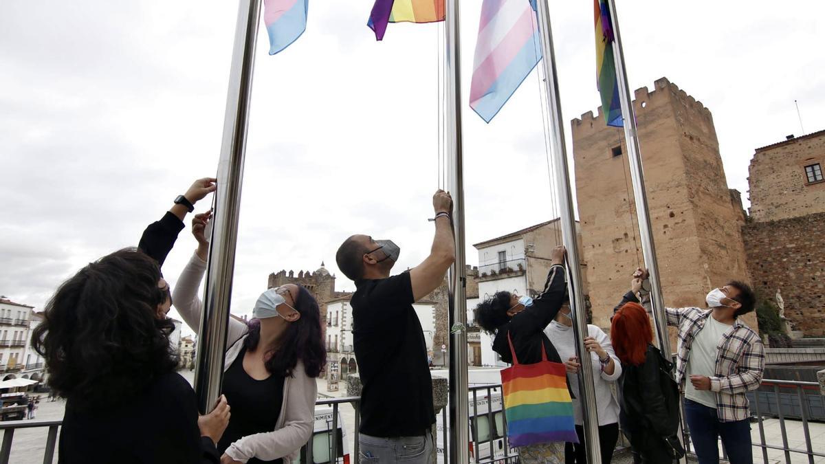 Izado de banderas, esta mañana en la plaza Mayor.