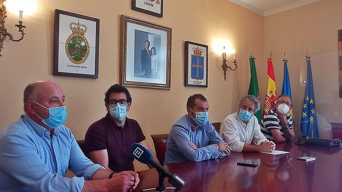 De izquierda a derecha, José Manuel Fernández, Félix Fernández, José Manuel González, Xuan Valladares y José Antonio García, ayer, en el salón de plenos del Ayuntamiento de Cangas de Onís.