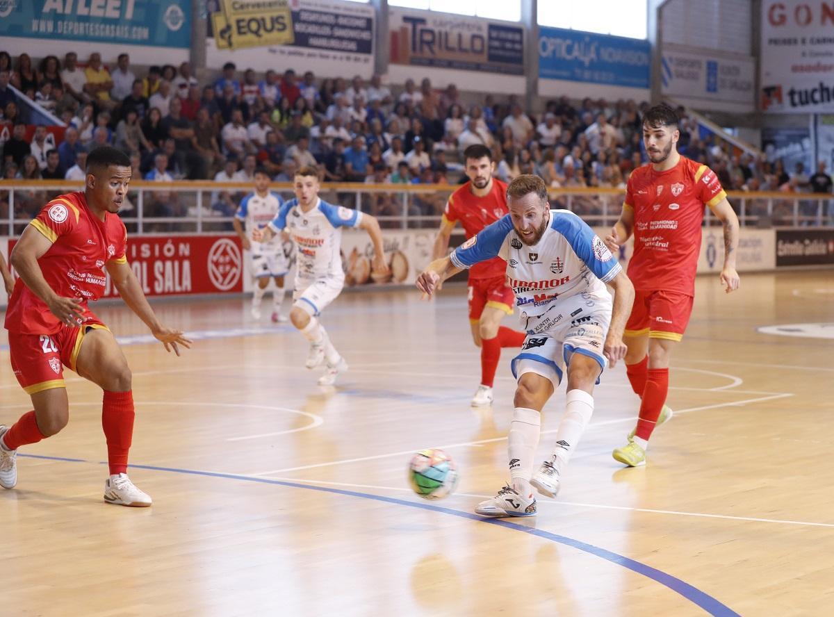 Pola tira a puerta rodeado de jugadores del Córdoba Futsal.
