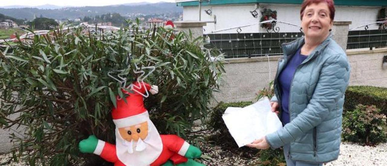 Carmen y el Papá Noel que le han devuelto.