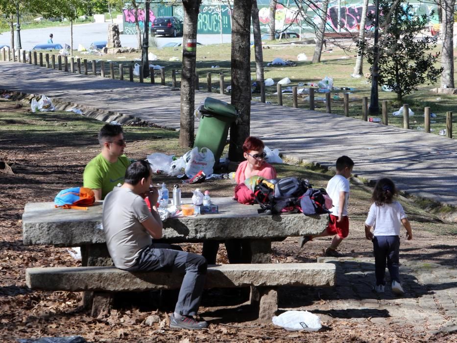 El botellón convierte en estercolero el parque forestal de Beade, en Vigo