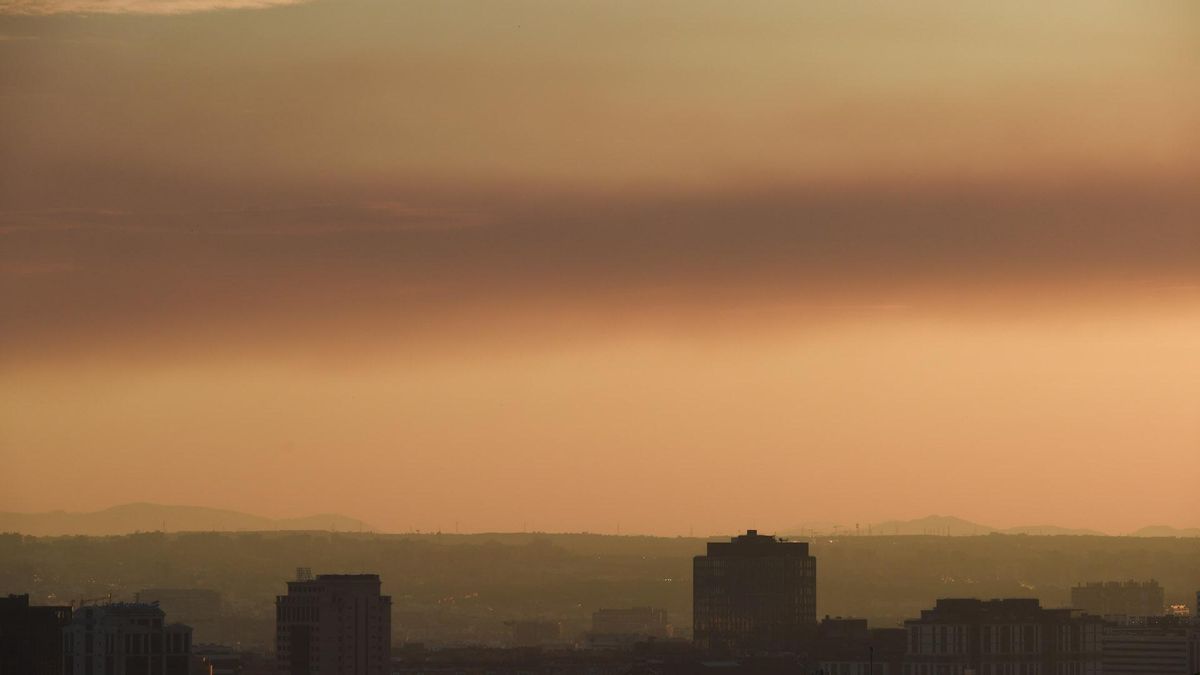 El incendio de Méntrida ( Toledo ) visto desde Madrid.