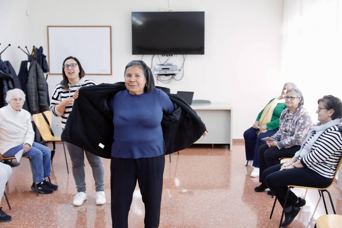 Juana Ugarte practica cómo ponerse con facilidad una chaqueta