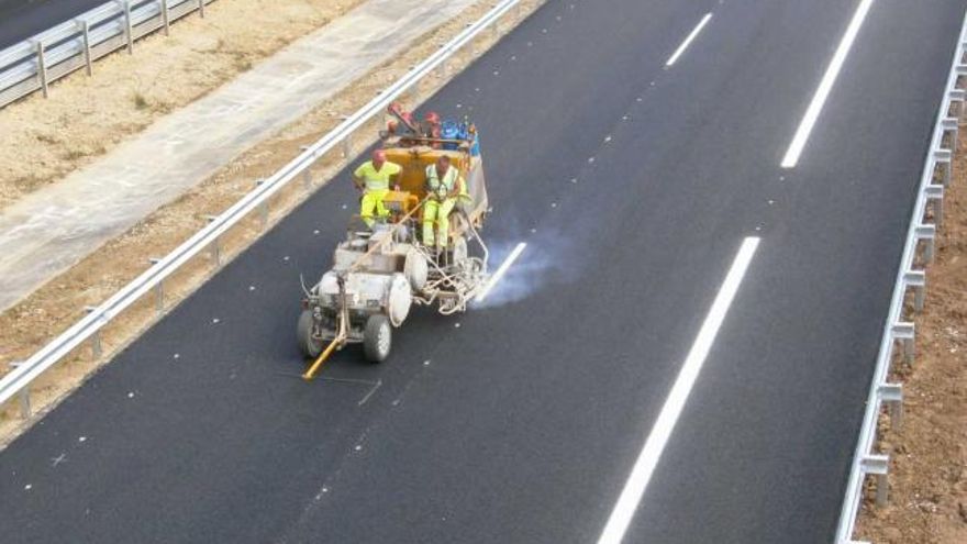 Las carreteras recibirán 1,4 millones para repintar señales en el asfalto