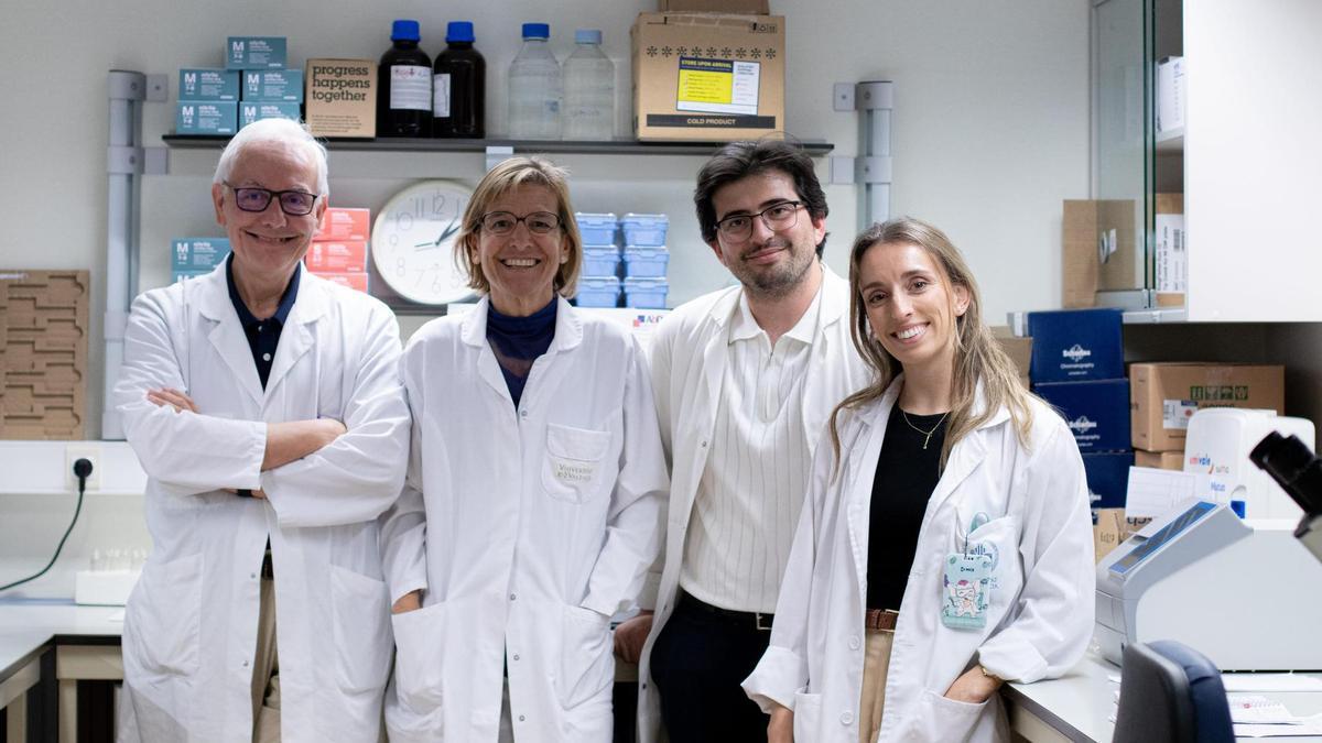 El doctor de la Universitat de València y asesor científico de CIRCE, José María Estrela (izda.), junto a su equipo.