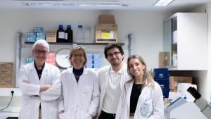 El doctor de la Universitat de València y asesor científico de CIRCE, José María Estrela (izda.), junto a su equipo.