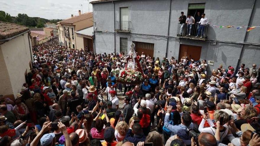 La romería, a su llegada a La Hiniesta, en 2019.