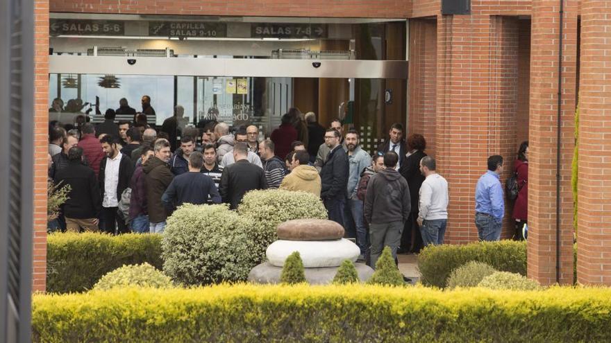 Aspecto que presentaba la entrada del tanatorio antes del funeral.