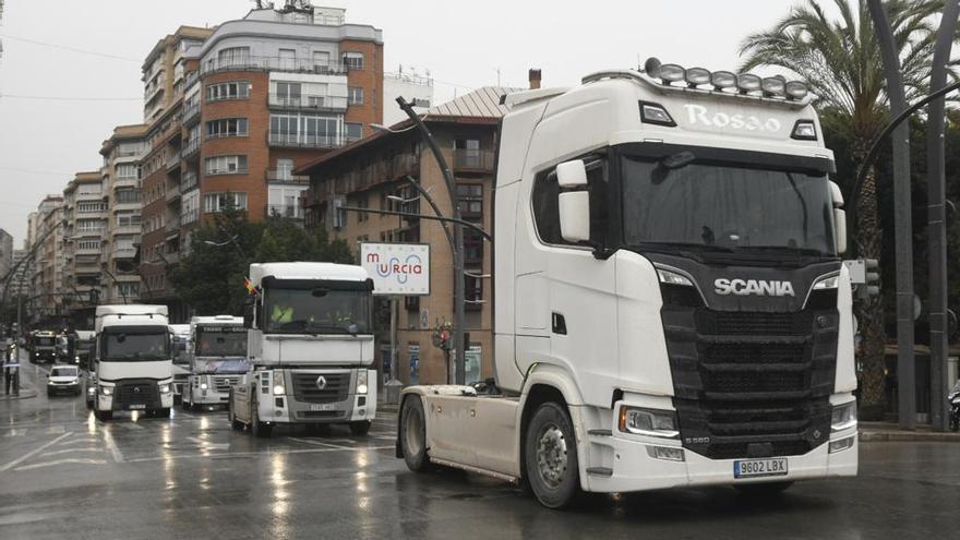 Los transportistas protestan en la Gran Vía de Murcia