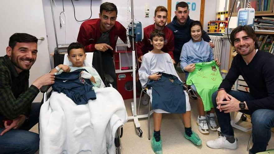 Jesús Ramos, Romay, Álex González, Edu Sousa y Luismi (de izquierda a derecha), ayer, en el Hospital Provincial. // Gustavo Santos