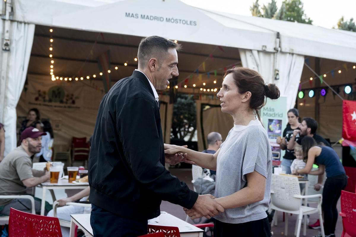 13/09/2024 La ministra de Sanidad, Mónica García y el diputado de Más Madrid, Emilio Delgado visitan la caseta de Más Madrid en las fiestas de Móstoles, a 13 de septiembre de 2024, en Móstoles, Madrid (España). Las Fiestas Patronales de Móstoles, son declaradas de Interés Turístico Regional desde 2010 y están dedicadas a la Virgen de los Santos, que este año cumple su V Centenario. Como es habitual, casetas de los partidos políticos participan en las fiestas patronales de varios municipios de la Comunidad de Madrid, como es caso de Móstoles, donde la ministra de Sanidad acude para charlar con el portavoz Adjunto de Más Madrid en la Asamblea de Madrid y Concejal en Móstoles. POLITICA A. Pérez Meca - Europa Press