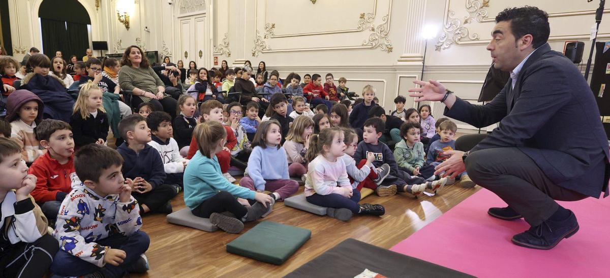 O presidente provincial, Luis López, dialoga cos máis pequenos.