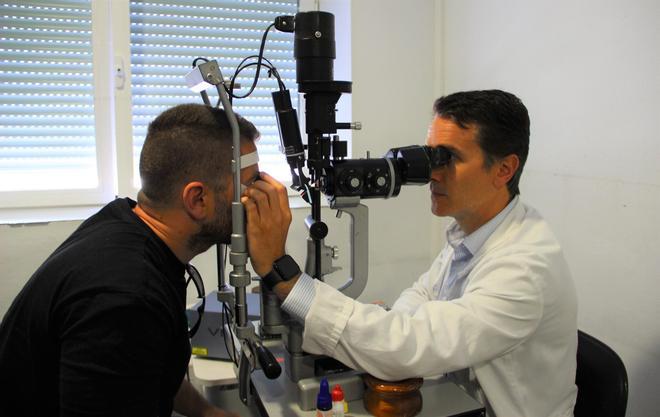 Coriorretinopatía serosa central, la enigmática enfermedad de los ojos que afecta a hombres jóvenes y está relacionada con el estrés: "Hay muchos interrogantes"