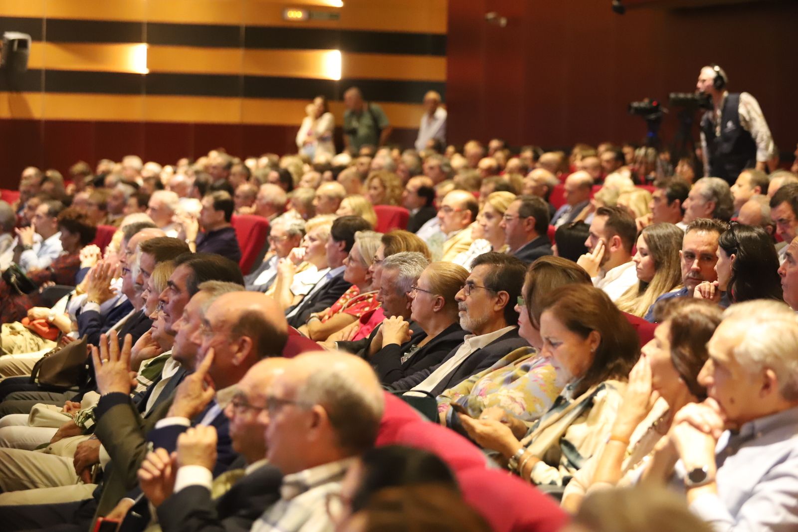 El presidente de la Audiencia presenta 'Los latidos del alma'
