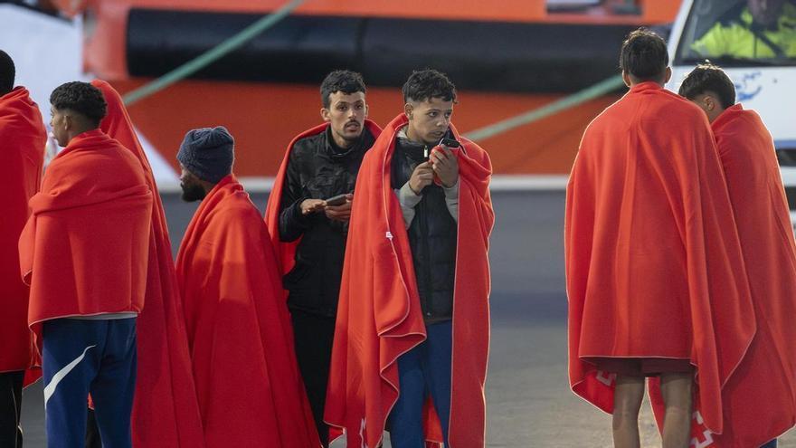 Rescatan a 55 migrantes de una neumática semisumergida que se dirigía a Canarias
