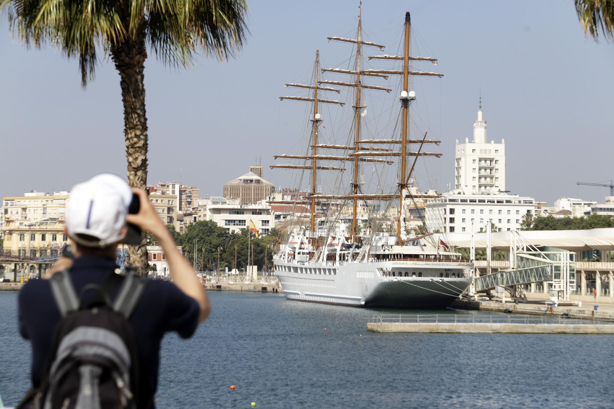 El lujoso 'Sea Cloud Spirit' atraca en el Palmeral del Puerto de Málaga