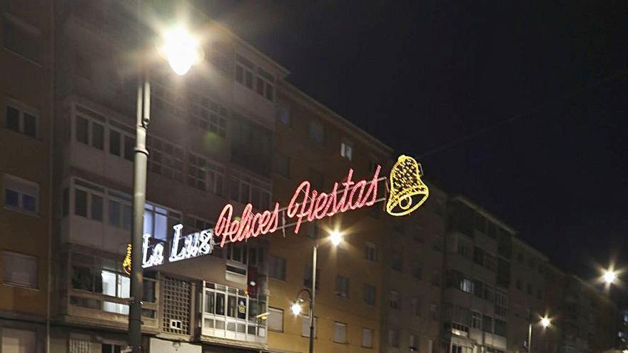 Una mujer fotografía a un grupo de niños bajo uno de los arcos luminosos que decoran desde ayer las calles de La Luz. | Ricardo Solís