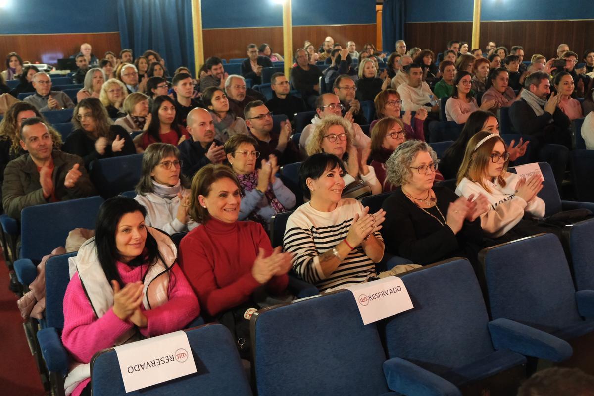 La médium María Millán entre el público durante la primera sesión del Congreso de Parapsicología.